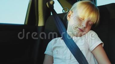 金发女孩6年在汽车后座<strong>打瞌睡</strong>。 带着孩子在车里旅行