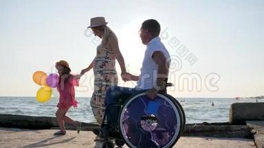 和父母一起度假，坐轮椅的快乐男人和妻子一起散步，可爱的孩子拿着气球