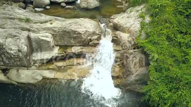 瀑布在野生热带雨林无人机视野中流动。 山瀑布和湖泊空中景观.. 流动的水流