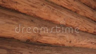 原木墙上的切碎原木在原木屋。 侧视。