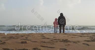 小女孩和祖父在<strong>海边玩耍</strong>