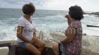 两个女人<strong>哀嚎</strong>着海浪如何撞击石墩