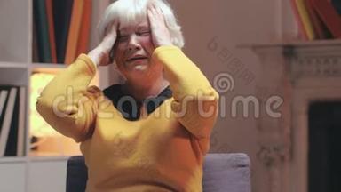 老年妇女<strong>痛苦</strong>和<strong>痛苦</strong>中哭泣的肖像。