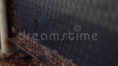 围栏网覆盖<strong>锈迹</strong>.. 金属腐蚀。