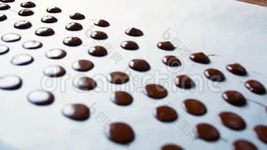 细节，年轻的糕点制作巧克力棒与糕点袋，理想的代表自制糕点