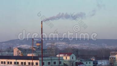 工业工厂造成的空气污染。城市背景上的大型植物。<strong>烟斗</strong>在空中冒烟