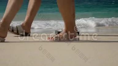 4K. <strong>夏日</strong>海滩假日的柔和浪<strong>潮</strong>，一对男女在清澈的沙滩上散步作为前景。