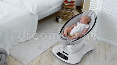 婴儿睡在<strong>白色</strong>卧室的儿童高<strong>科技</strong>设计摇椅上