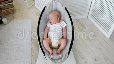 婴儿睡在白色卧室的儿童高科技设计<strong>摇椅</strong>上