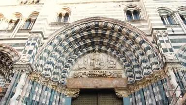 圣洛伦佐大教堂正面的门廊，是天主教最重要的<strong>礼拜场所</strong>。