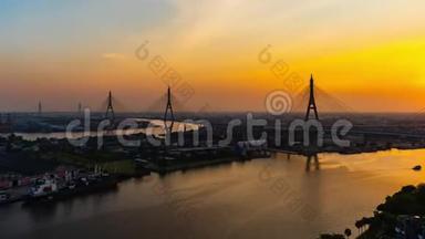 泰国曼谷Chao Phraya河上的Bhumibol悬索桥<strong>日夜</strong>中断
