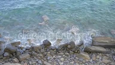 风暴海，<strong>海浪</strong>拍打在海岸上的岩石。 近岸的<strong>海浪</strong>。 波浪沿着岩石海岸流动。 放松一下