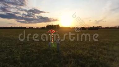 母亲和男孩带着<strong>风</strong>筝在绿色的田野上奔跑。 欢声笑语，<strong>喜庆</strong>的心情.. 秋天，日落