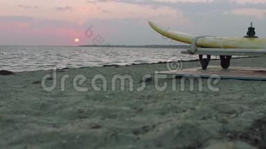 清晨地平<strong>线上</strong>的太阳低视图和海滨冲浪运动员训练装置的部分视图