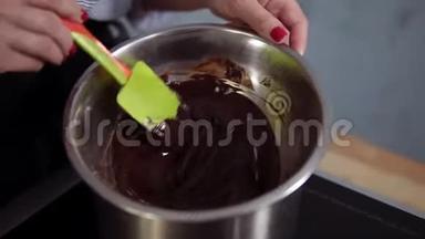 烹饪，甜品的概念.. 将巧克力放入钢碗中的<strong>水浴</strong>中，与硅胶刮刀混合