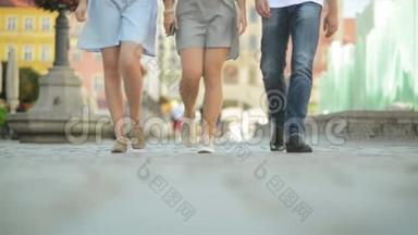 三个朋友在中午的人行道上散步. 他们在这<strong>晴朗</strong>炎热的天气里玩得很开心.