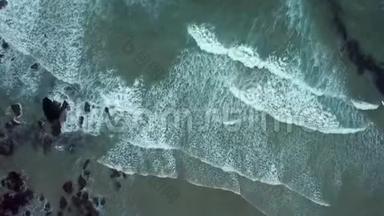 无人驾驶飞机拍摄的绿松石大西洋海浪正在海滩上<strong>奔腾</strong>