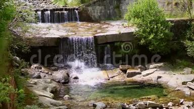 瀑布，一座高山小溪河.. <strong>干净</strong>，<strong>干净</strong>，饮用水。 夏天，在森林里，在森林里