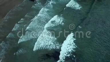 无人驾驶飞机拍摄的绿松石大西洋海浪正在海滩上<strong>奔腾</strong>