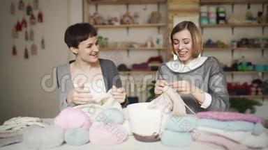 两个女朋友在工作室玩<strong>毛线编织</strong>的乐趣. 女人休闲