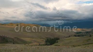 全景视频，青山被云层覆盖.. 丘陵景观。 远处的小牧牛..