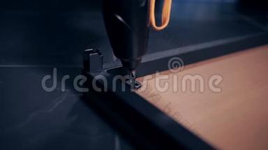 家具制造商用螺丝刀拧桌子的螺丝