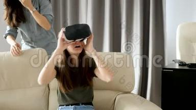 在家中体验虚拟现实的少女