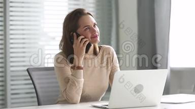 微笑的千禧一代女商人在打电话打商务电话
