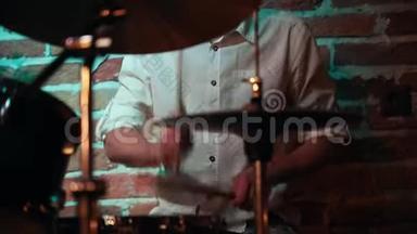 穿着白衬衫的音乐家在爵士酒吧里打鼓表演