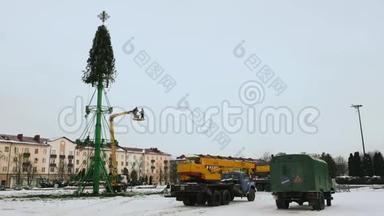 新年过后，工人们拆除了市<strong>中心广场</strong>的圣诞树结构