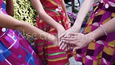 一群年轻女孩穿着活力四射的摇滚连衣裙，双手放在屏幕中央