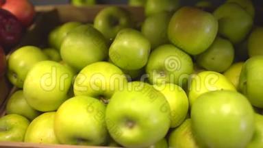 成熟的新鲜绿色<strong>苹果</strong>在市场货架上出售，特写