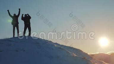团队合作商务旅行理念.. 2.两个旅游者在山顶上两个登山者在冬天举起双手
