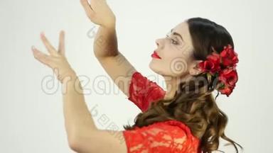 年轻女子正在跳传统的西班牙<strong>舞蹈</strong>。 弗拉门戈舞者在灯光<strong>背景</strong>下。 慢动作