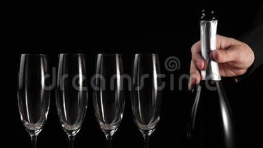 好香槟酒。 四个带香槟的空杯架在黑色背景的木桌上。 配有起泡葡萄酒的长笛