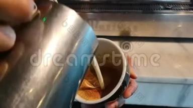 咖啡师制作咖啡拿<strong>铁艺</strong>术，美味的咖啡与牛奶