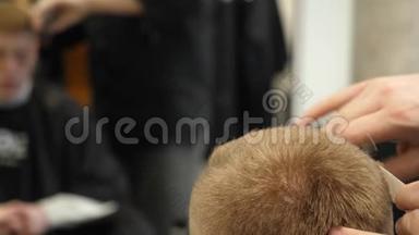 理发店青年理发服务理念。 男人`在理发店给男人理发，关门