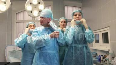 手术完成后，手术室里有<strong>三名</strong>护士和一<strong>名</strong>外科医生