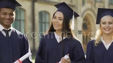 大学生毕业时穿着毕业服微笑，在国外接受教育