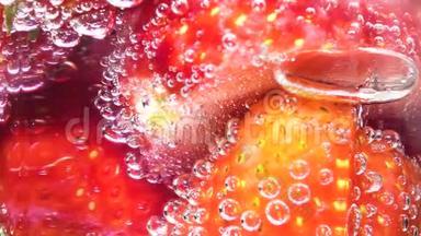 带有冰块和草莓的玻璃苏打<strong>水</strong>，<strong>中间</strong>屏幕。 泡沫膨胀。