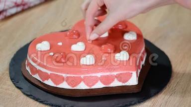糖果装饰心形慕斯蛋糕。 情人节蛋糕。