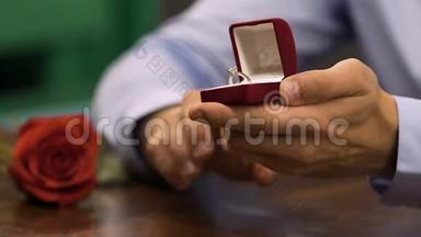 男人用钻石订婚戒指打开盒子，女人摸他的手，<strong>求婚</strong>