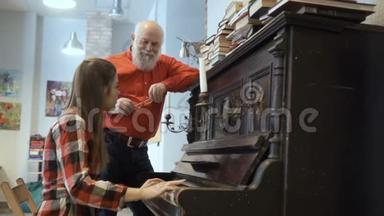 年轻女孩为祖父弹钢琴