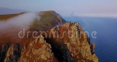 飞越Primorsky地区北部锡霍特-阿林生物圈保护区的卡兰查山悬崖..