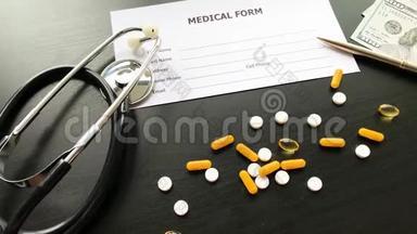 医疗药丸。 黑色桌子上的彩色药丸和胶囊。 药房主题，胶囊丸与药物抗生素在