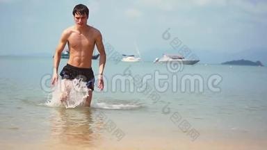 英俊的年轻人从海边出来游泳，游泳，游泳，运动，肌肉，肌肉，肌肉，满足，快乐的夏天