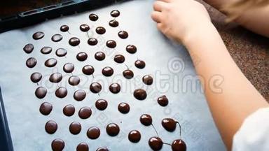 细节，年轻的糕点制作巧克力棒与糕点袋，理想的代表自制糕点