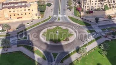 从上面的时间推移在<strong>迪拜</strong>市中心环形交叉路口的空中景观。 阿拉伯联合酋长国<strong>迪拜</strong>。