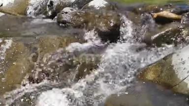 亚利桑那州，橡树溪峡谷，一个超级近水流过橡树溪的岩石