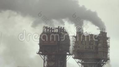 有云烟废气、烟尘、大气污染的生产工厂管道